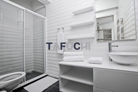 Viền cạnh được sử dụng trong tủ lưu trữ phòng tắm, có thể hiệu quả ngăn chặn nước và độ ẩm, bảo vệ tấm bên trong và giảm thiểu việc thay thế tủ phòng tắm. Ngoài ra, thiết kế viền cạnh làm cho cảm giác tổng thể trở nên tinh tế và có kết cấu hơn.